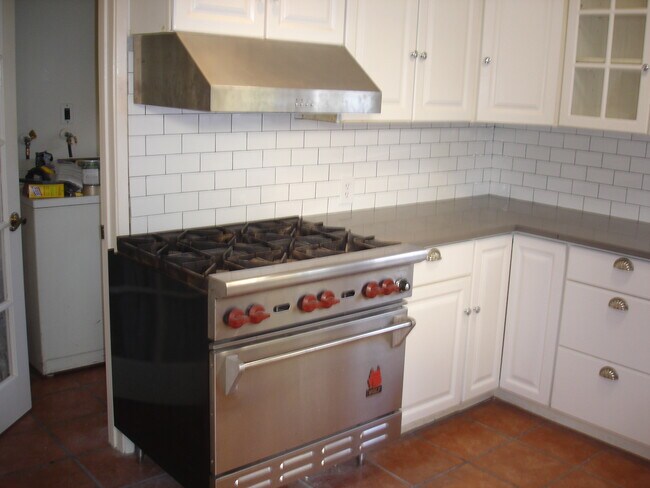 Building Photo - 1534 Veteran Ave