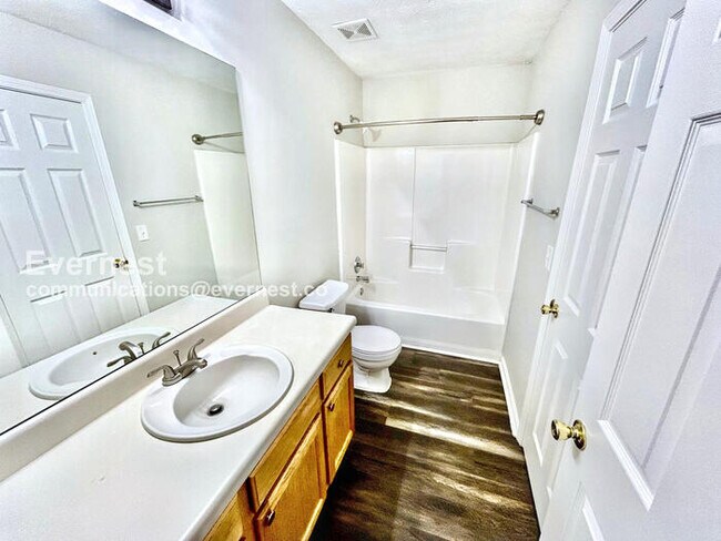 Building Photo - 3-Bedroom Home with Garage / Pet-Friendly ...
