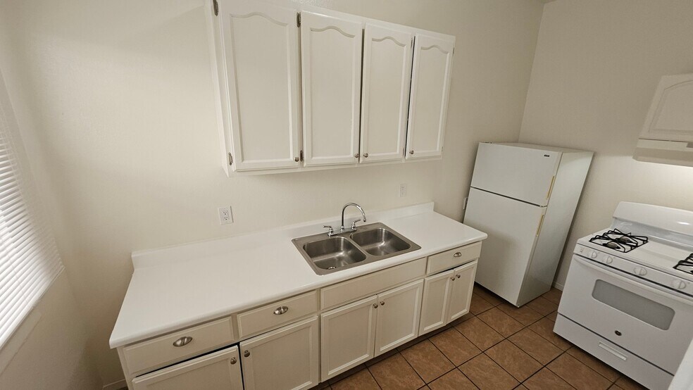 Building Photo - 743 S Burlington Ave