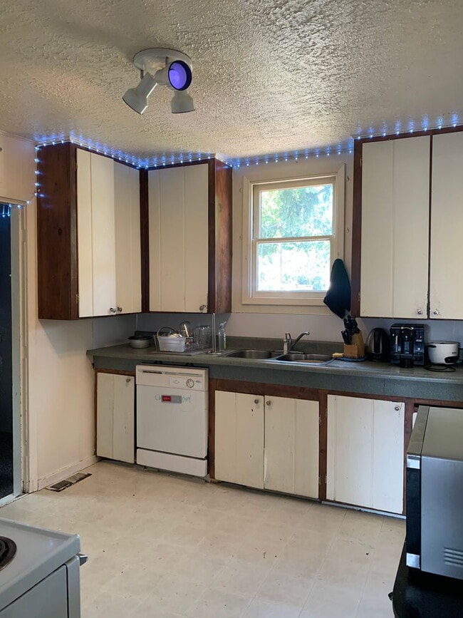 Building Photo - Sunnyland 5BR Near Trader Joe's – Walk to Schools, Private Yard, Pet Friendly | Pre-Leasing Aug 2026