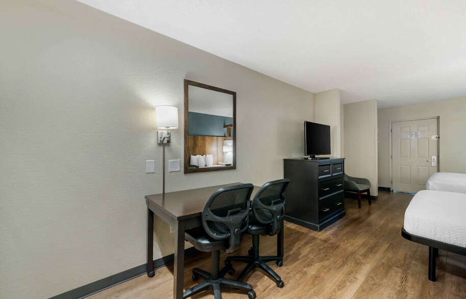 Building Photo - Furnished Studio-Miami - Airport - Doral