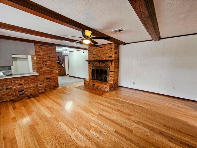 Building Photo - 2015 Silver Leaf Dr