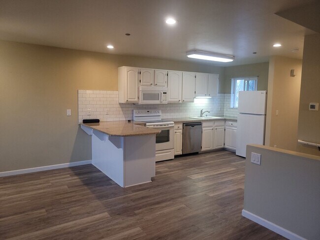 Building Photo - Bayview Townhouse Condo in Blaine with Gar...