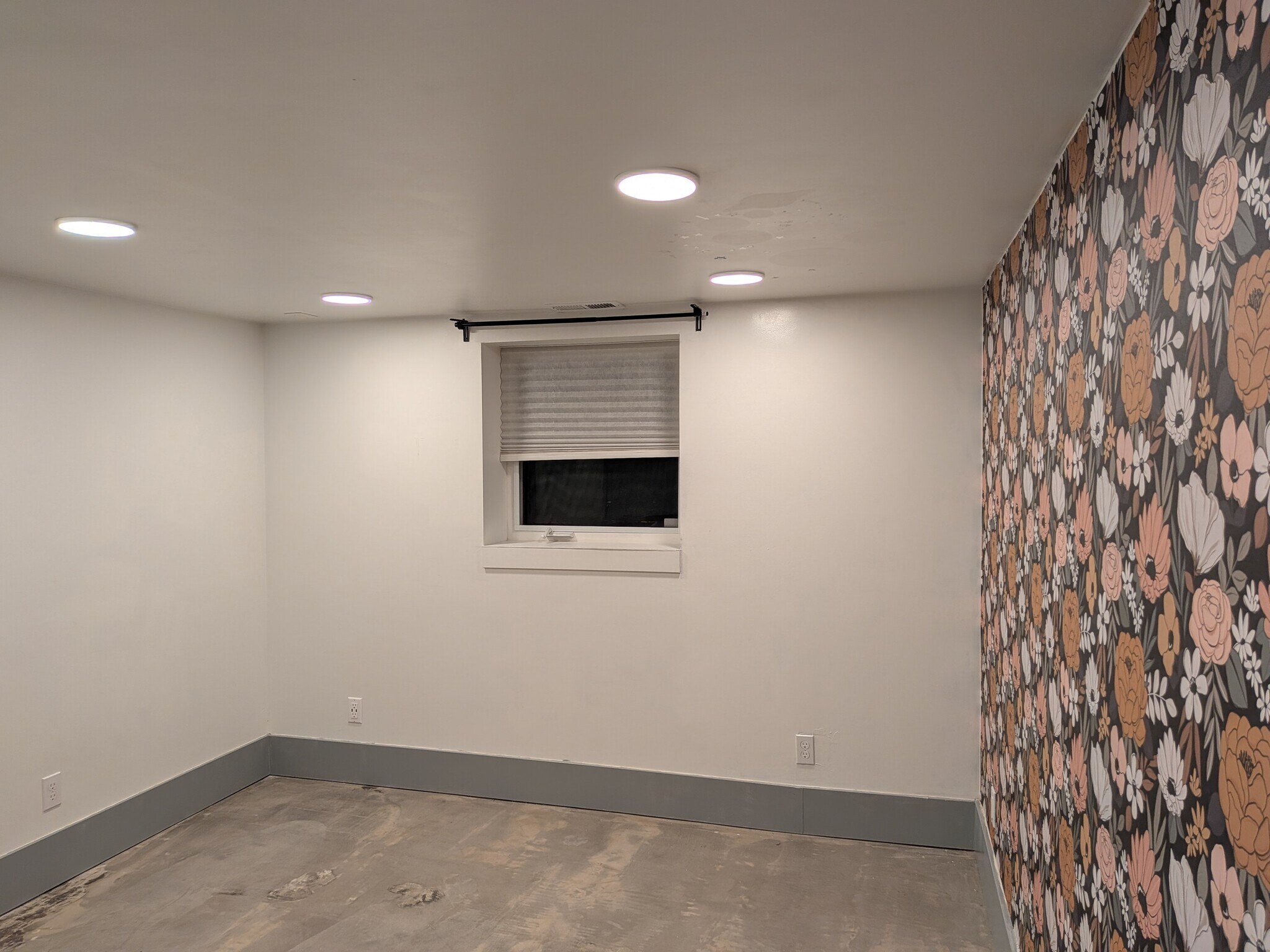 Building Photo - 2405 NE 49th Ave