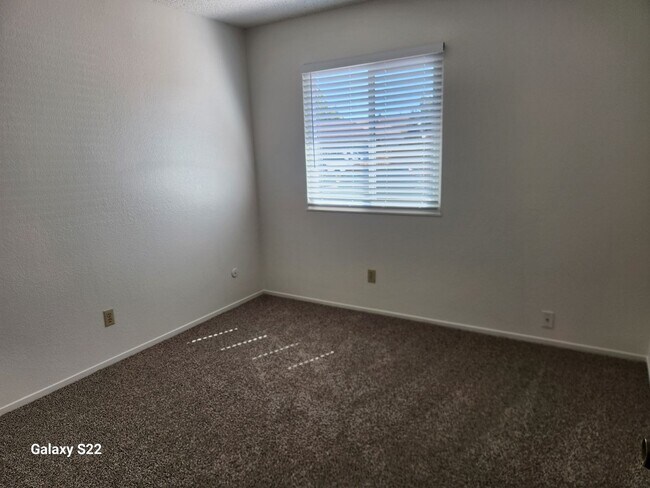 Building Photo - Bright and Cheery 4 bedroom, 2 bathroom ho...