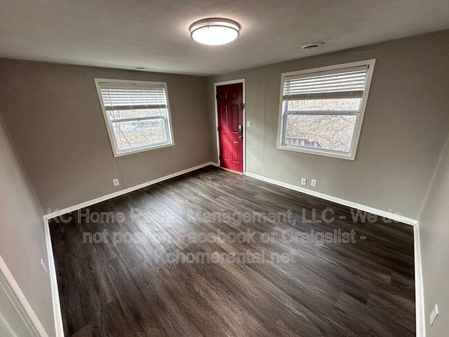 Building Photo - 4400 NE 46th Terrace