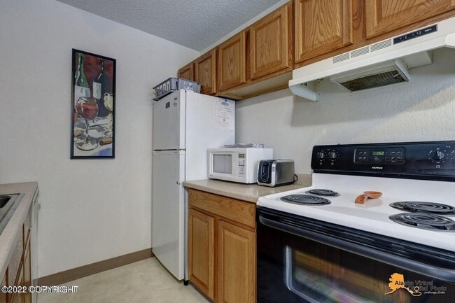 Building Photo - Akins Real Estate