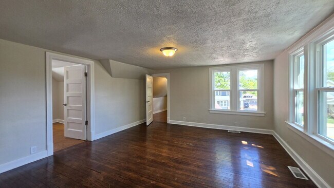 Building Photo - Refurbished 2 Bedroom Upper in Appleton