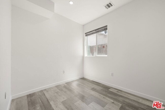 Building Photo - 158 Mariposa Ave