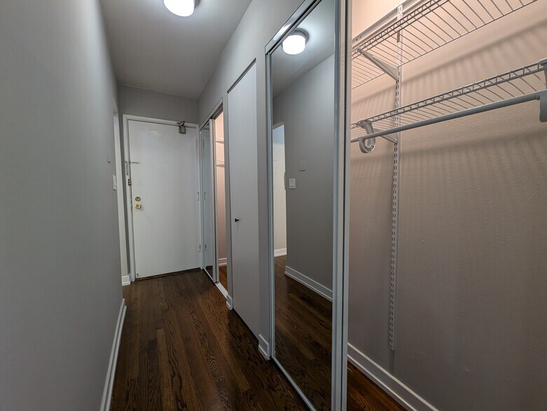 Building Photo - 524 W Oakdale Ave