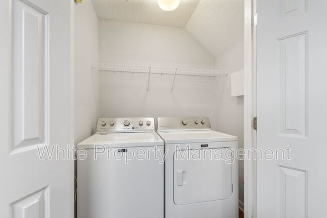 Building Photo - 106 Locomotive Ln