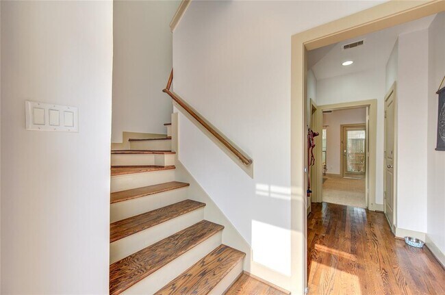 Building Photo - 1718 W 25th St