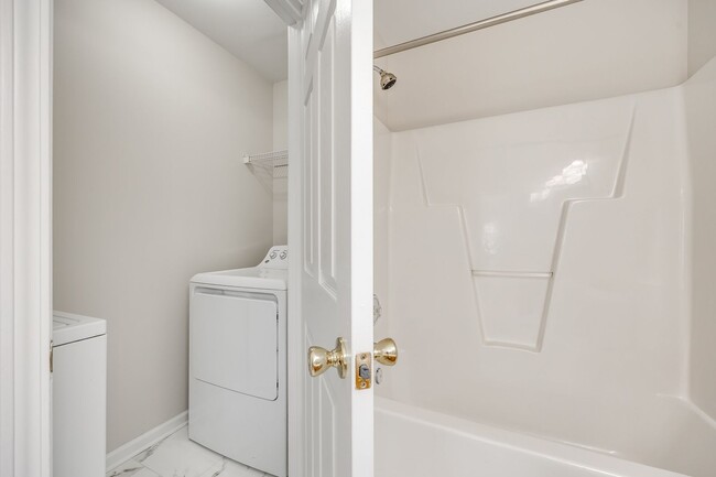 Building Photo - Beautiful 2 Bed 2.5 bath townhome in Benni...
