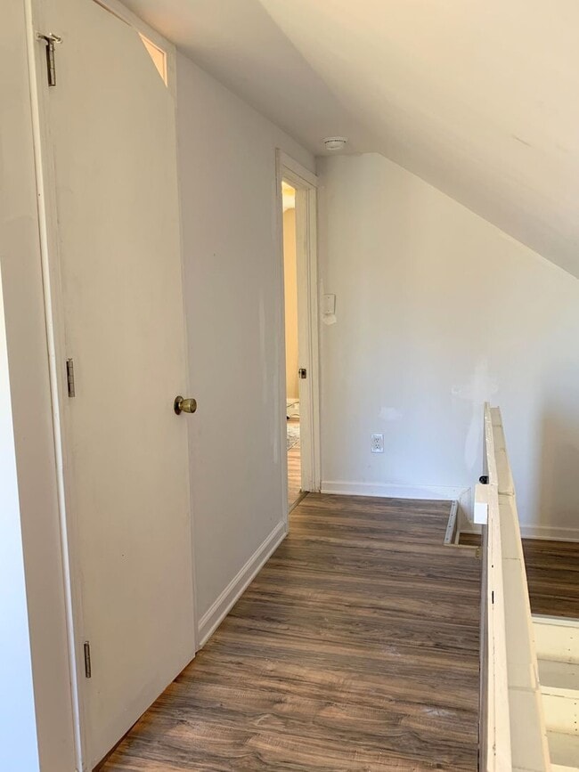 Building Photo - 2 Bed 1 Bath with Attached Garage