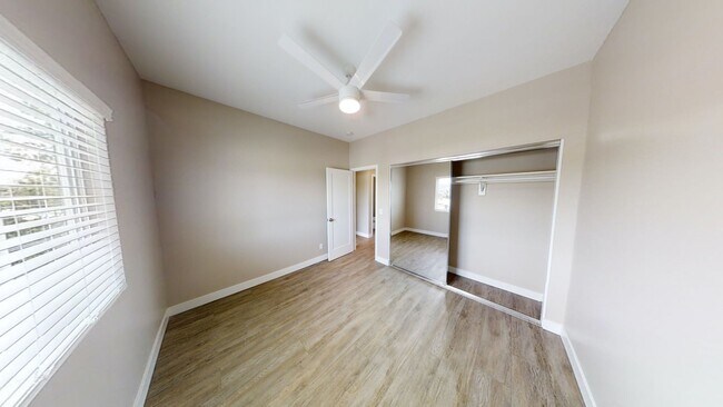 Building Photo - 4BD/2BA, Private Yard!!