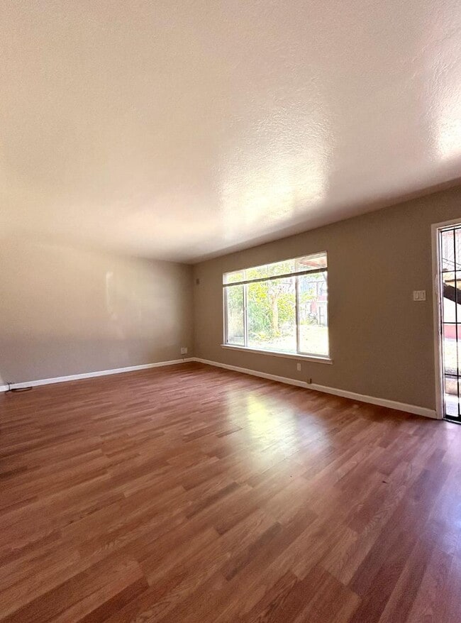 Building Photo - 3273 Lynde St