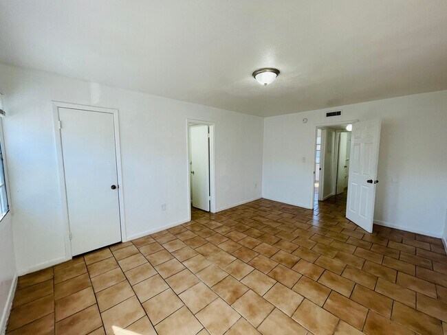 Building Photo - Modern 2BD/1.5BA Condo in Orlando – HOA Community with Lawn Care Included