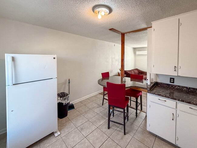 Building Photo - 1104 N Carrizo St