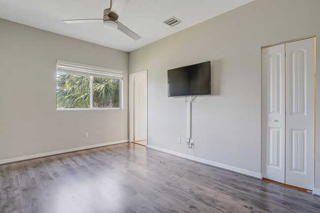 Building Photo - 1101 Vermilion Dr