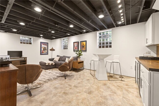 Building Photo - 330 Kilbourn Rd