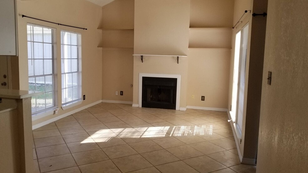 Vaulted ceiling in living area, lots of light - 14519 Clovelly Wood