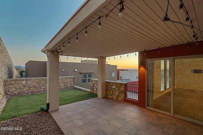 Building Photo - 4016 Camelot Heights Dr