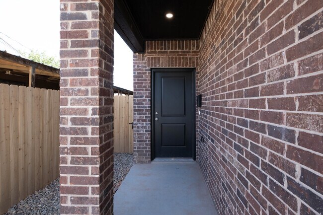 Building Photo - 1711 2nd Ave