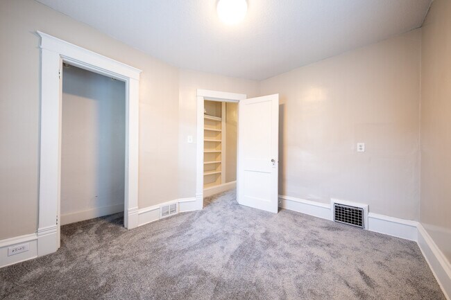 Building Photo - 2654 N Vincent Ave