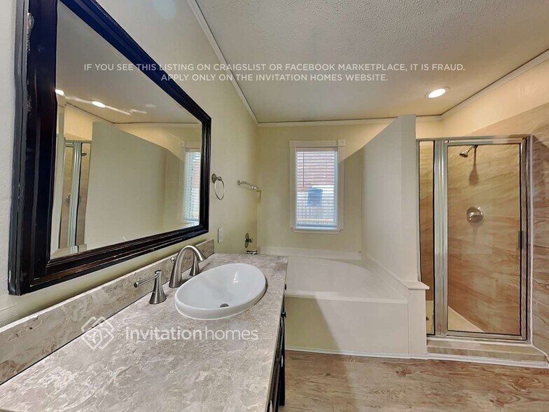 Building Photo - 110 S Village Knoll Cir