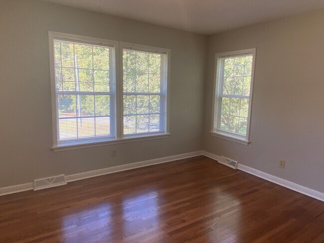 Building Photo - Beautiful 4 Bedroom, 2 Bath House Convenie...