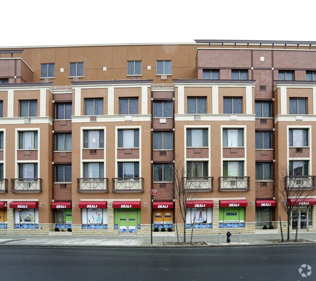Building Photo - 551 Bay St