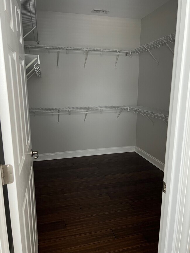 Building Photo - 1945 Tara Ct