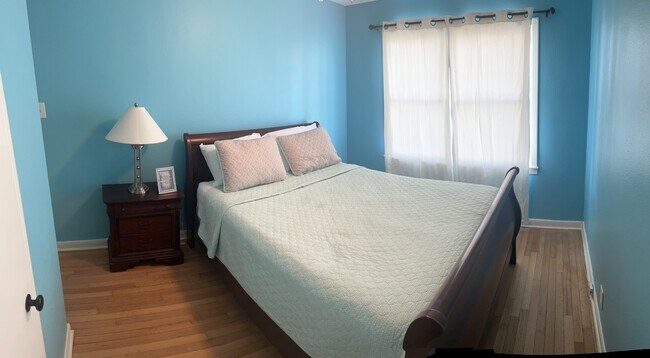 Queen size with ceiling fans - 5119-1 Avenue Q