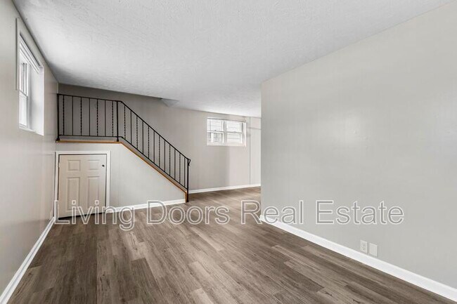 Building Photo - 348 S 5th St