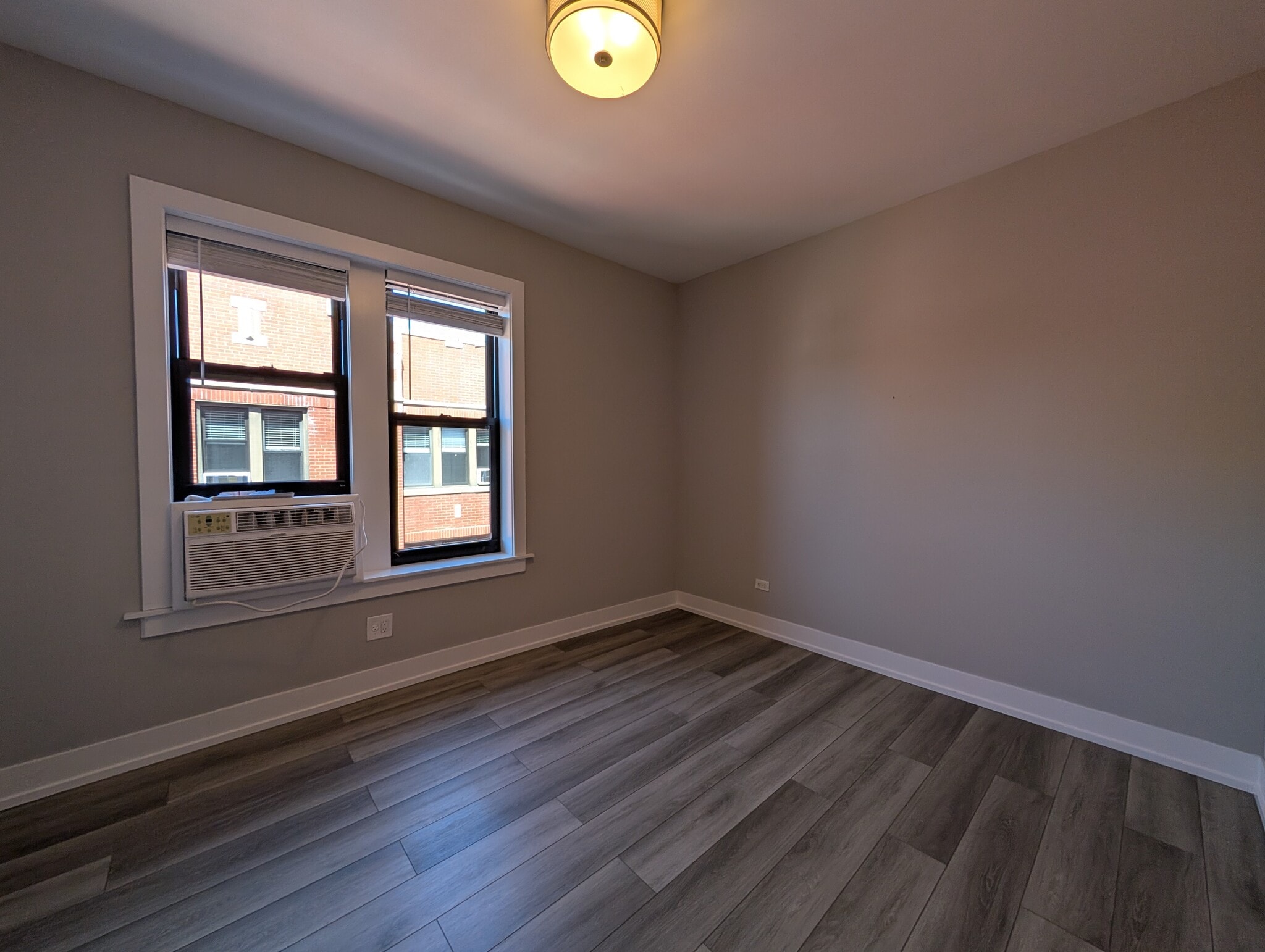 Building Photo - 3935 N Janssen Ave
