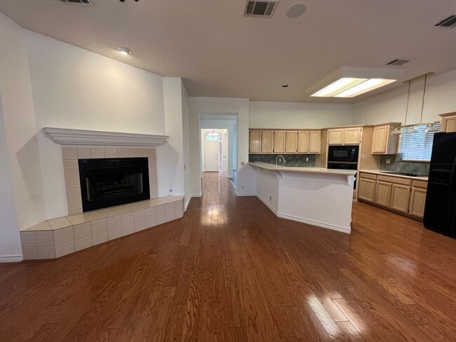 Building Photo - Spacious Canyon Creek 3 bed 2 bath Home