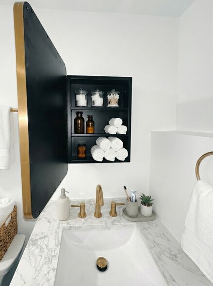 Updated full bathroom with modern fixtures - 6471 Grommet Dr