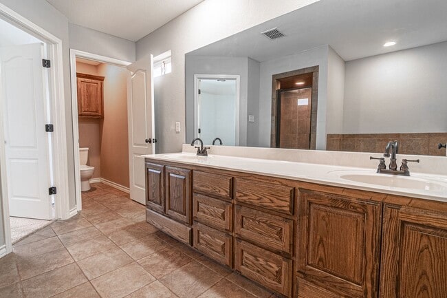 Building Photo - 5710 Llano Ct