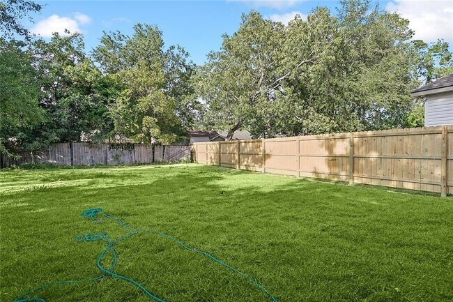 Building Photo - 2120 Robin St