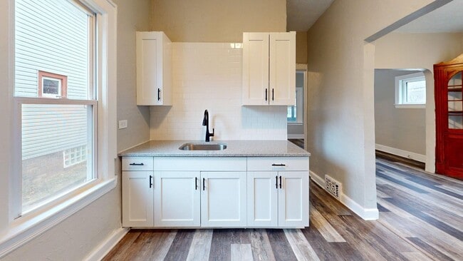 Building Photo - Edgewater Neighborhood - 3 bedroom - 2 Bat...