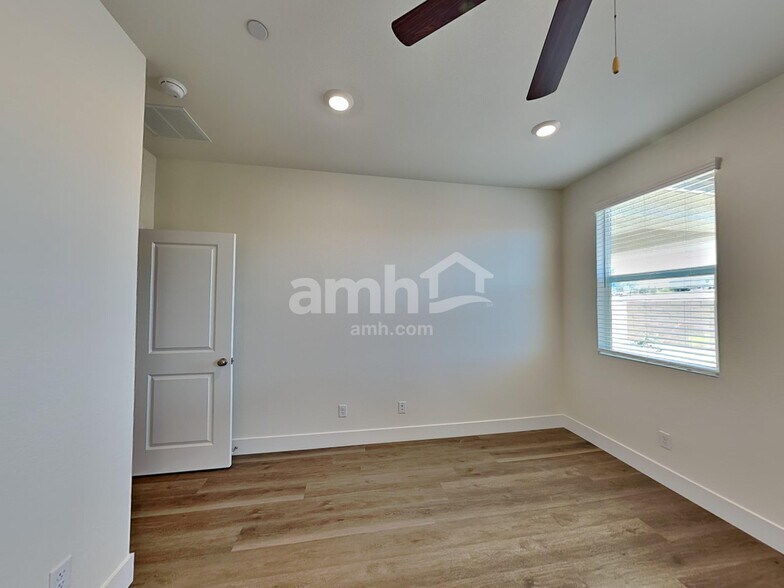 Building Photo - 842 English Primrose St