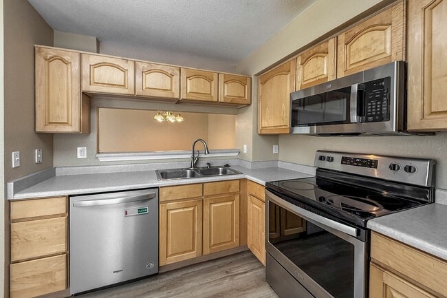 Building Photo - IMMACULATE 2 BED/1.5 BATH TOWNHOME IN LONGMONT - AVAILABLE NOW!