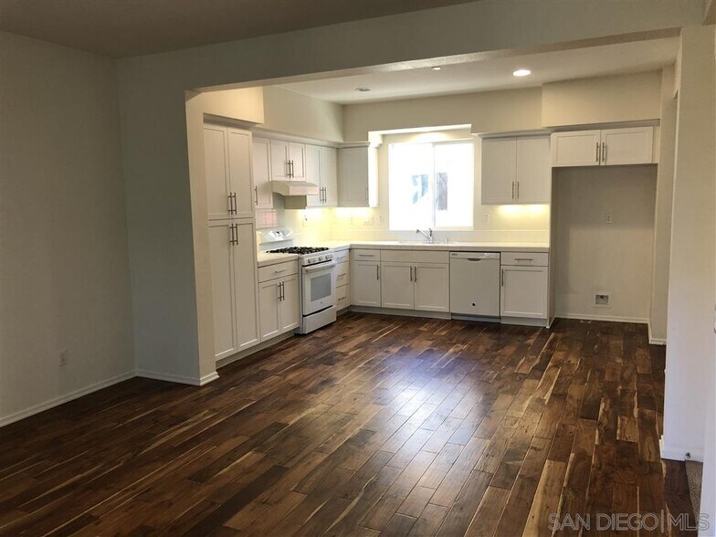 Living room & kitchen - 315 Royal Gln
