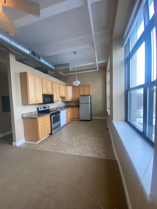 Interior Photo - 11 Fremont Street