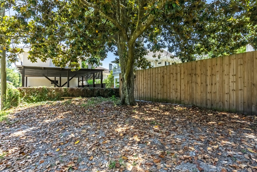 Building Photo - 602 E Victory Dr