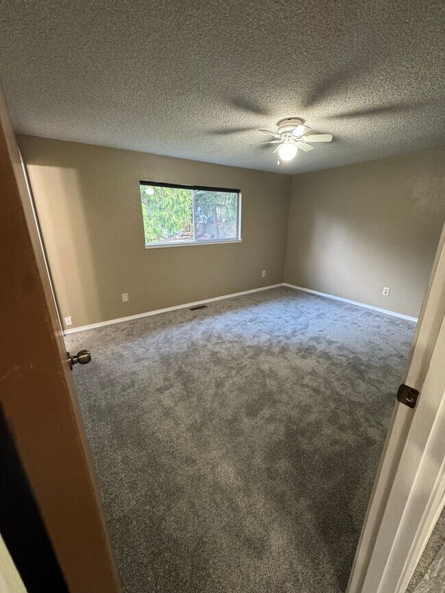 Building Photo - Spacious Covington Home with all New Appliances, Fresh Paint and Large Fenced Yard!