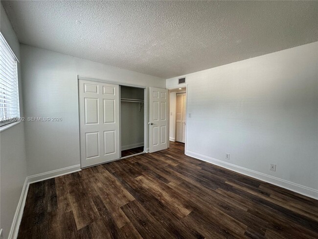 Building Photo - 2325 Arthur St