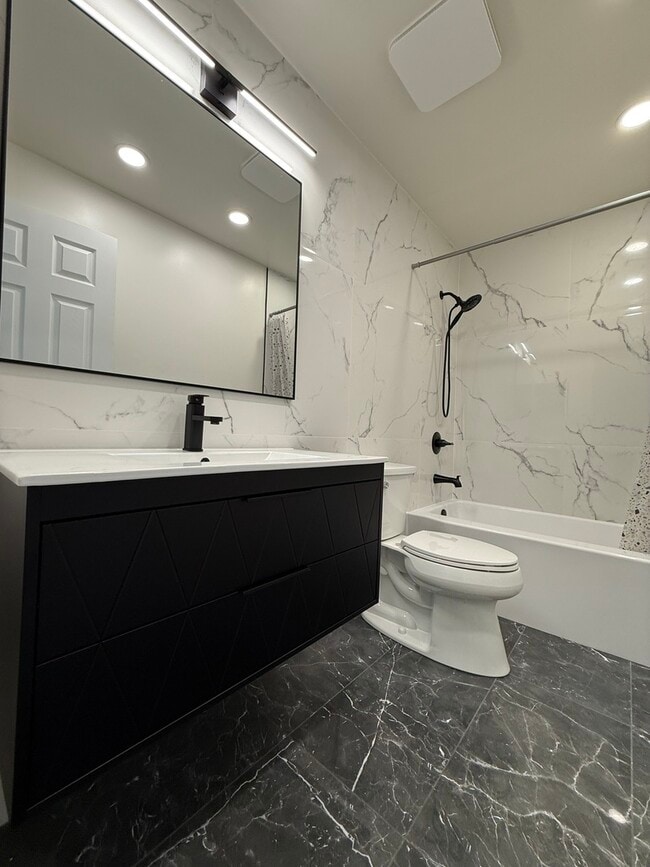 Building Photo - 7825 Darien Lakes Dr