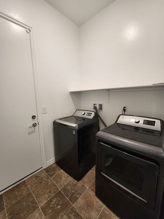 Building Photo - Guard-Gated Cadence | 2 Bed Single-Story Home in 55+ Community | WiFi Included