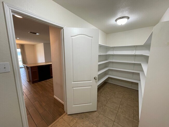 Building Photo - Beautiful 3 bedroom/2 bath in Legend Point!